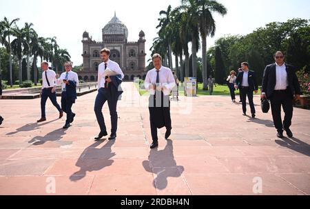 Neu Delhi, Inde. 20 juillet 2023. Robert Habeck (Bündnis 90/Die Grünen, M), vice-chancelier et ministre fédéral de l'économie et de la protection du climat, visite le mausolée de Safdarjung. Habeck veut renforcer la coopération avec l’Inde afin d’être moins dépendant de la Chine. Outre les discussions politiques, des visites d'entreprises et la participation à une réunion des ministres de l'énergie du G20 sont à l'ordre du jour. Crédit : Britta Pedersen/dpa/Alamy Live News Banque D'Images