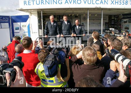 Équipage de conduite de l'avion bombardier Avro Vulcan XH558, célébrant le premier vol après restauration à Bruntingthorpe, avec la presse, les caméras médiatiques. Pilotes Banque D'Images