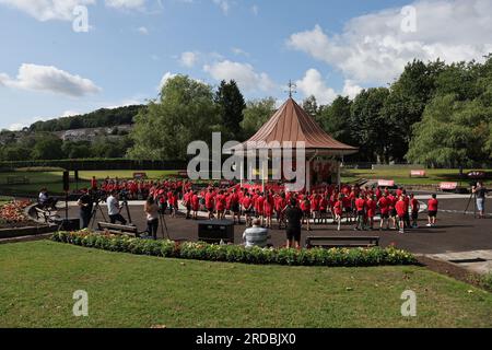 Pontypridd, Royaume-Uni. 20 juillet 2023. Les joueurs du pays de Galles dans le kiosque à musique répondent aux questions des écoliers locaux lors du lancement de la tenue de la coupe du monde de rugby 2023 de l'équipe du pays de Galles au Ynysangharad War Memorial Park le jeudi 20 juillet 2023. photo par Andrew Orchard/Andrew Orchard photographie sportive/Alamy Live News crédit : Andrew Orchard photographie sportive/Alamy Live News Banque D'Images