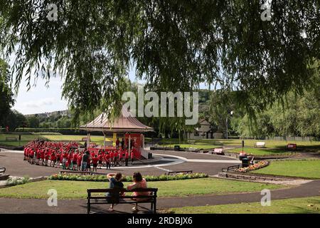 Pontypridd, Royaume-Uni. 20 juillet 2023. Les joueurs du pays de Galles dans le kiosque à musique répondent aux questions des écoliers locaux lors du lancement de la tenue de la coupe du monde de rugby 2023 de l'équipe du pays de Galles au Ynysangharad War Memorial Park le jeudi 20 juillet 2023. photo par Andrew Orchard/Andrew Orchard photographie sportive/Alamy Live News crédit : Andrew Orchard photographie sportive/Alamy Live News Banque D'Images