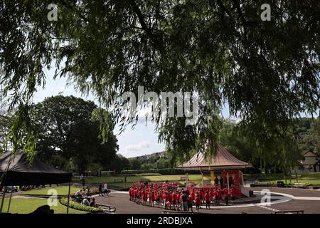 Pontypridd, Royaume-Uni. 20 juillet 2023. Les joueurs du pays de Galles dans le kiosque à musique répondent aux questions des écoliers locaux lors du lancement de la tenue de la coupe du monde de rugby 2023 de l'équipe du pays de Galles au Ynysangharad War Memorial Park le jeudi 20 juillet 2023. photo par Andrew Orchard/Andrew Orchard photographie sportive/Alamy Live News crédit : Andrew Orchard photographie sportive/Alamy Live News Banque D'Images