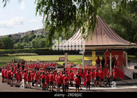 Pontypridd, Royaume-Uni. 20 juillet 2023. Les joueurs du pays de Galles dans le kiosque à musique répondent aux questions des écoliers locaux lors du lancement de la tenue de la coupe du monde de rugby 2023 de l'équipe du pays de Galles au Ynysangharad War Memorial Park le jeudi 20 juillet 2023. photo par Andrew Orchard/Andrew Orchard photographie sportive/Alamy Live News crédit : Andrew Orchard photographie sportive/Alamy Live News Banque D'Images