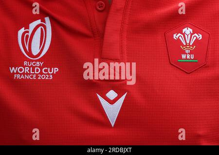 Pontypridd, Royaume-Uni. 20 juillet 2023. Gros plan sur le maillot du nouveau Wales RWC lors du lancement de la tenue de la coupe du monde de rugby 2023 de l'équipe du pays de Galles au Ynysangharad War Memorial Park le jeudi 20 juillet 2023. photo par Andrew Orchard/Andrew Orchard photographie sportive/Alamy Live News crédit : Andrew Orchard photographie sportive/Alamy Live News Banque D'Images