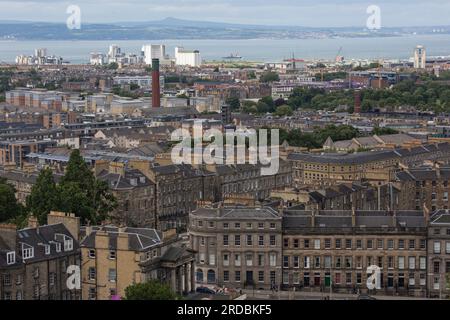 Edinburgh City Roof Tops regardant vers le nord de l'Écosse Banque D'Images