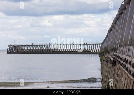 Des gens pêchant sur Blyth Pier Northumberland Banque D'Images