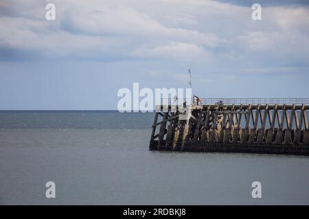 Des gens pêchant sur Blyth Pier Northumberland Banque D'Images