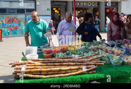 Uxbridge, Royaume-Uni. 20 juillet 2023. C'était une journée bien remplie dans le centre-ville d'Uxbridge, car les acheteurs étaient en déplacement et en route pour voter aux élections locales. L'ancien Premier ministre Boris Johnson a occupé le siège pour le Parti conservateur. Les travaillistes devraient gagner les urnes aujourd’hui, cependant, de nombreux électeurs sont furieux qu’Uxbridge fasse partie de la zone à ultra-faible émission proposée par le maire travailliste de Londres Sadiq Khan. Cela peut signifier que les électeurs votent pour des partis alternatifs tels que les libéraux démocrates ou les Verts. Crédit : Maureen McLean/Alamy Live News Banque D'Images