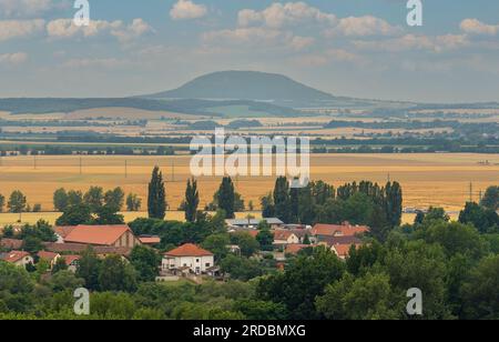 Montagne RIP vue de la ville de Melnik. Colline solitaire qui est monument culturel national tchèque Banque D'Images