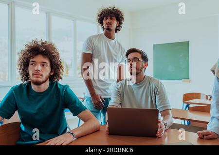 Un groupe de Studyns divers, y compris un Afro-américain avec une coiffure afro communiquant et s'engager avec leur collègue tout en étant assis dans un moderne Banque D'Images