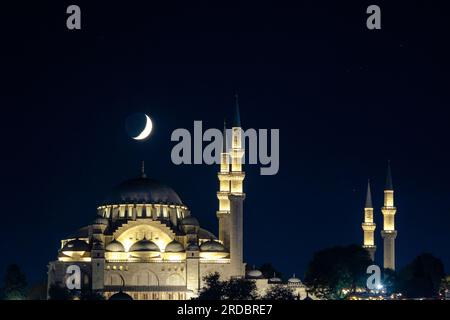 Photo islamique. Mosquée Suleymaniye et croissant de lune. Ramadan ou photo de fond islamique. Banque D'Images