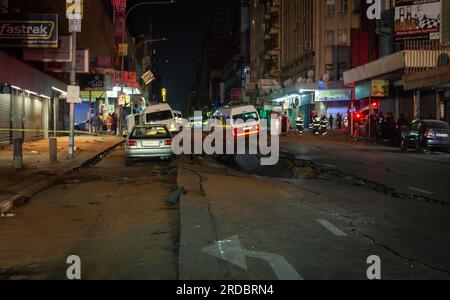 Johannesburg. 19 juillet 2023. Cette photo prise le 19 juillet 2023 montre le site d'une explosion de gaz présumée à Johannesburg, en Afrique du Sud. Une explosion de gaz suspectée s'est produite à Johannesburg au cours de l'heure de pointe du soir mercredi. Les routes ouvertes ont été déchirées et plus de 20 véhicules ont été renversés. Plus de 40 personnes ont été blessées, dont beaucoup étaient dans un état critique. Crédit : Yeshiel Panchia/Xinhua/Alamy Live News Banque D'Images