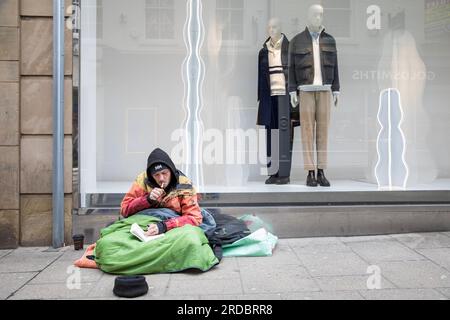 Jamie un dormeur difficile à york. Sans-abri dans les rues de York. Yorkhire, Royaume-Uni. Banque D'Images