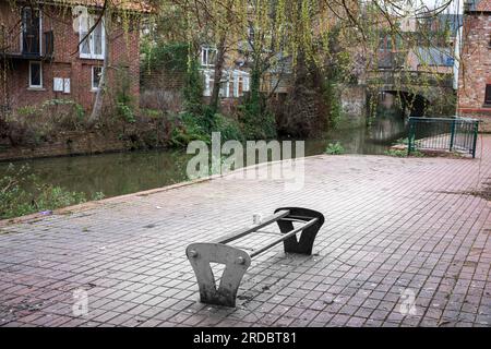 Une tasse usagée dans un endroit fréquenté par de nombreux dormeurs rudes le long de la rivière Foss, York. Sans-abri dans les rues de York. Yorkhire, Royaume-Uni. Banque D'Images