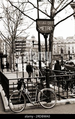 Noir et blanc de Bike and People aux champs Elysées dans le métro parisien Banque D'Images