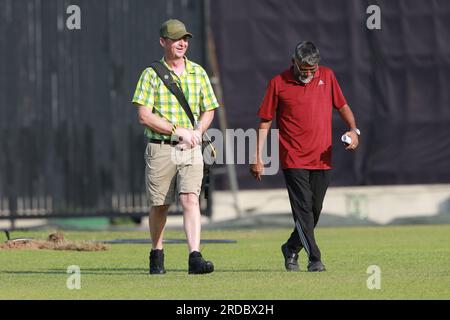 Le Bangladesh Cricket Board (BCB) a nommé Tony Hemming (chemise jaune) conservateur. Hemming est un conservateur et éducateur de cricket très expérimenté Banque D'Images