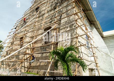 Île de Cebu, Philippines-27 janvier 2023 : utilisation précaire de poteaux de bambou comme cadre d'escalade, port de sable fin, les ouvriers se préparent à nouveau Banque D'Images