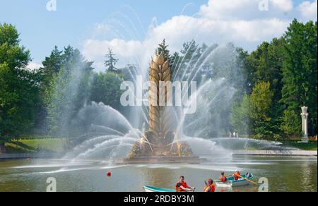 Moscou, Russie - 20 juin 2023 : Fontaine d'oreille dorée au Centre d'exposition All-Russian Banque D'Images