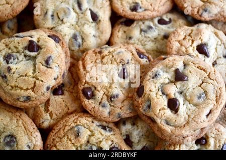 Cadre complet de biscuits aux pépites de chocolat fraîchement cuits Banque D'Images