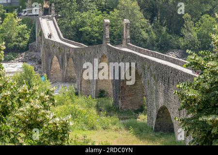 L'ancien pont Ponte Gobbo au-dessus de la rivière Trebbia, Bobbio, Piacenza, Italie Banque D'Images