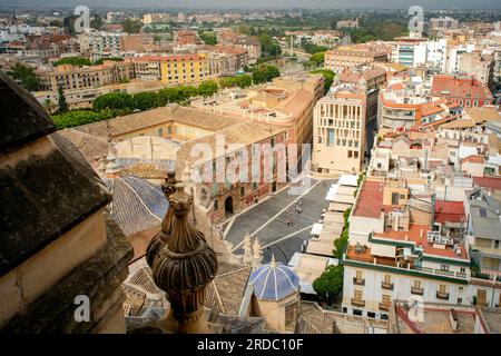 Vue aérienne de la Plaza del Cardenal Belluga, avec la cathédrale de Santa Maria, le bâtiment Moneo, le palais épiscopal et une partie de la ville de Murcie, Banque D'Images