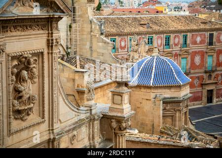 Vue de derrière de la cathédrale de Santa Maria à Murcie, Espagne, avec le palais épiscopal en arrière-plan et, au premier plan, un des côtés Banque D'Images