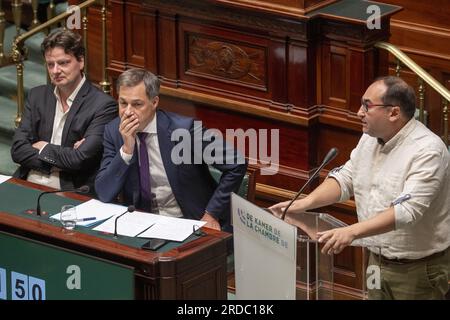 François de Smet du DEFI, le Premier ministre Alexander de Croo et Ahmed Laaouej du PS photographiés lors d'une session plénière de la Chambre au Parlement fédéral à Bruxelles le jeudi 20 juillet 2023. BELGA PHOTO NICOLAS MAETERLINCK Banque D'Images