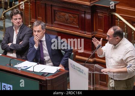 François de Smet du DEFI, le Premier ministre Alexander de Croo et Ahmed Laaouej du PS photographiés lors d'une session plénière de la Chambre au Parlement fédéral à Bruxelles le jeudi 20 juillet 2023. BELGA PHOTO NICOLAS MAETERLINCK Banque D'Images