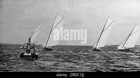 Yacht course au large de Southsea avec gros plan de la bouée. Extrait d'une collection d'annonces imprimées et de photographies datées de 1908 concernant les régions de Southsea et Portsmouth dans le Hampshire, en Angleterre. Certains des originaux n'étaient guère plus que la taille d'instantané et la qualité était variable. Banque D'Images