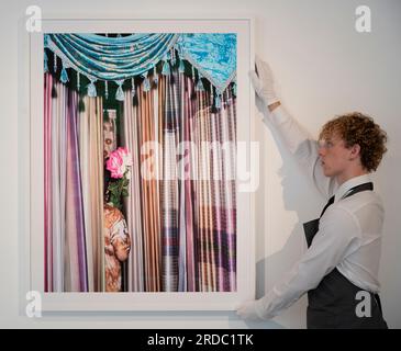 Christie's, Londres, Royaume-Uni. 20 juillet 2023. La plus grande exposition d'art arabe à avoir lieu à Londres, l'art moderne et contemporain du monde arabe se déroule du 20 juillet au 23 août. Image : Farah Al Qasimi, Abou Dhabi, né en 1991. Boutique de rideaux (Art émirati réinventé : Hassan Sharif et les voix contemporaines). Crédit : Malcolm Park/Alamy Live News Banque D'Images