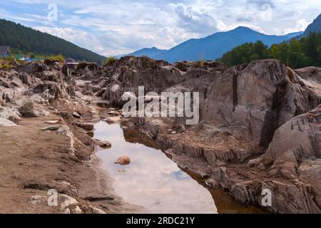 Côte rocheuse avec de l'eau. Rivière Katun, photo de paysage prise un jour d'été. République de l'Altaï, Russie Banque D'Images