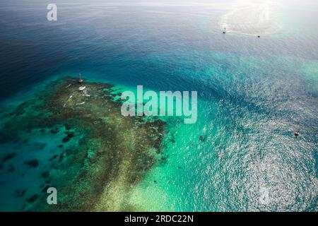 Vue aérienne du golfe Persique, Arabie Saoudite. Tour de balise rouge se dresse dans les eaux peu profondes Banque D'Images