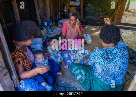 Viti Levu, Fidji : 29 mai 2023 : famille dans leur maison dans le village près de l'île de Viti Levu, Fidji. Banque D'Images