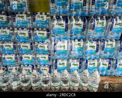 J'ai trouvé des natures mortes commerciales de répétitions de bouteilles d'eau empilées Banque D'Images