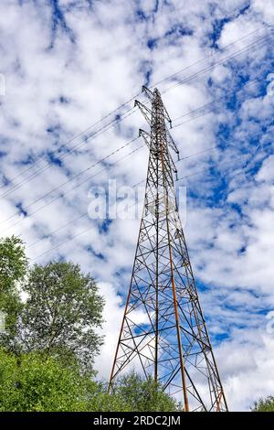 Une tour de transmission également connue sous le nom de pylône électrique une vue de l'énorme structure Banque D'Images