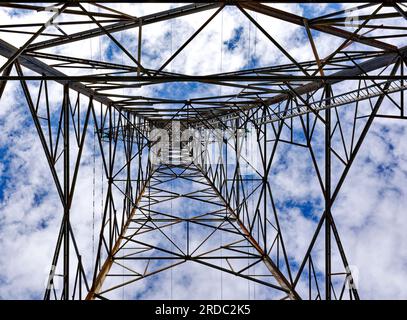 Une tour de transmission également connue sous le nom de pylône électrique, une vue vers le haut depuis l'intérieur de la structure Banque D'Images