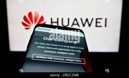 Smartphone avec page Web de la société chinoise Huawei technologies Co. Ltd. Sur l'écran devant le logo de l'entreprise. Effectuez le focus sur le coin supérieur gauche de l'écran du téléphone. Banque D'Images