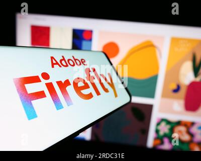 Smartphone avec logo du produit d'IA générative Adobe Firefly sur l'écran devant le site Web de l'entreprise. Concentrez-vous sur le centre gauche de l'écran du téléphone. Banque D'Images