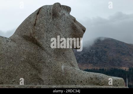 Un lion de granit sur le monument aux morts à Newcastle, Co. Down, Irlande du Nord, Royaume-Uni Banque D'Images