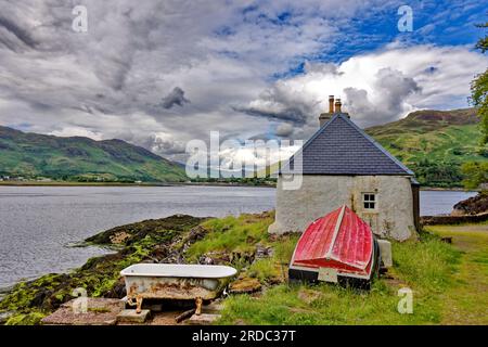 Loch Duich côte ouest de l'Écosse un vieux bain extérieur avec une vue sur le Loch vers le village de Dornie Banque D'Images