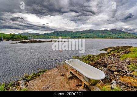 Loch Duich côte ouest de l'Écosse un vieux bain extérieur avec une vue étendue sur le Loch vers Dornie Banque D'Images