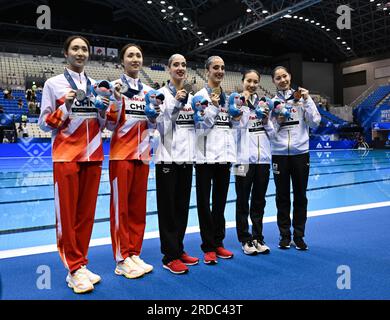 Fukuoka, Japon. 20 juillet 2023. La médaillée d'argent Wang Liuyi/Wang Qianyi de Chine, la médaillée d'or Eirini-Marina Alexandri/Anna-Maria Alexandri d'Autriche et la médaillée de bronze Yasunaga Mashiro/Higa Moe du Japon (de gauche à droite) posent pour la photo lors de la cérémonie de remise des prix après la finale libre en duo féminin de natation artistique aux Championnats du monde de Fukuoka, Japon, 20 juillet 2023. Crédit : Xia Yifang/Xinhua/Alamy Live News Banque D'Images