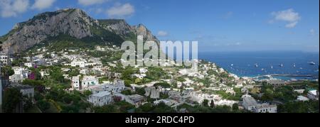 Panorama du haut du funiculaire dans l'île de Capri, Italie, montrant la ville et le port Banque D'Images