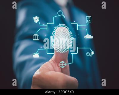 Homme d'affaires scanner l'identité biométrique d'empreinte digitale et l'approbation. Accès sécurisé accordé par lecture d'empreintes digitales valide, Business Technology Safety Internet Net Banque D'Images