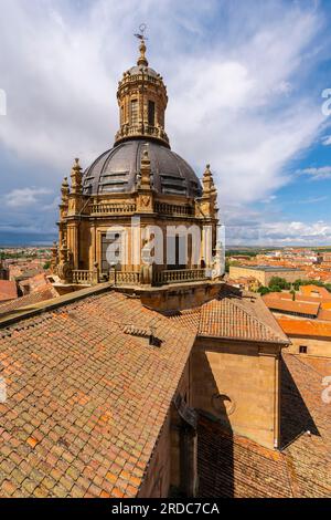 Vue surélevée sur le dôme de la Clerecía, vieille ville de Salamanque, Espagne. La capitale de la province de Salamanque dans la communauté autonome de Castille A. Banque D'Images