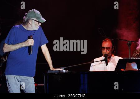 Florence, Italie. 19 juillet 2023. De Gregori et Venditti jouent en concert sur il Tour au Musart Festival de Piazza SS. Annunziata, Florence, Italie le 17 juillet 2023. (Photo Andrea Martini/NurPhoto) crédit : NurPhoto SRL/Alamy Live News Banque D'Images