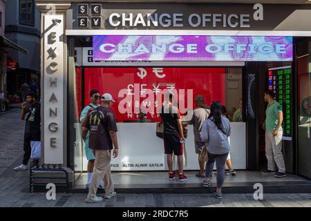 19 juillet 2023 : les gens magasinent et changent leur argent dans les bureaux de change de la rue Istiklal, très fréquentée, le 19 juillet 2023 à Istanbul, en Turquie. La livre turque a atteint un nouveau niveau record en atteignant 27,00 lires pour la deuxième journée consécutive face au dollar américain avant l'annonce des taux d'intérêt de la Banque centrale le 20 juillet 2023. (Image de crédit : © Tolga Ildun/ZUMA Press Wire) USAGE ÉDITORIAL SEULEMENT! Non destiné à UN USAGE commercial ! Banque D'Images