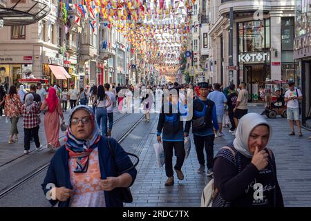 19 juillet 2023 : les gens magasinent et changent leur argent dans les bureaux de change de la rue Istiklal, très fréquentée, le 19 juillet 2023 à Istanbul, en Turquie. La livre turque a atteint un nouveau niveau record en atteignant 27,00 lires pour la deuxième journée consécutive face au dollar américain avant l'annonce des taux d'intérêt de la Banque centrale le 20 juillet 2023. (Image de crédit : © Tolga Ildun/ZUMA Press Wire) USAGE ÉDITORIAL SEULEMENT! Non destiné à UN USAGE commercial ! Banque D'Images