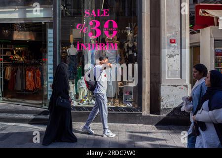 19 juillet 2023 : les gens magasinent et changent leur argent dans les bureaux de change de la rue Istiklal, très fréquentée, le 19 juillet 2023 à Istanbul, en Turquie. La livre turque a atteint un nouveau niveau record en atteignant 27,00 lires pour la deuxième journée consécutive face au dollar américain avant l'annonce des taux d'intérêt de la Banque centrale le 20 juillet 2023. (Image de crédit : © Tolga Ildun/ZUMA Press Wire) USAGE ÉDITORIAL SEULEMENT! Non destiné à UN USAGE commercial ! Banque D'Images