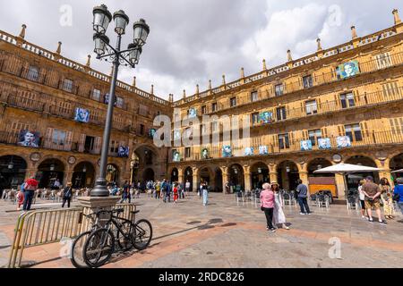 La Plaza Mayor à Salamanca, Castilla y Leon, Espagne. C'est une grande place située dans le centre de Salamanque. Banque D'Images