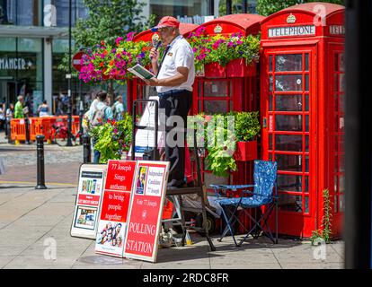 Londres, Royaume-Uni. 20 juillet 2023. 77 Joseph, un candidat indépendant, fait campagne en chantant des chansons à Uxbridge, au nord-ouest de Londres. Les habitants de la circonscription d'Uxbridge et de South Ruislip votent lors d'une élection partielle pour choisir leur nouveau député après la démission de leur ancien député, Boris Johnson. Deux autres circonscriptions, Selby et Ainsty, et Somerton et Frome, remportées par les conservateurs aux dernières élections générales en 2019, tiennent également une élection partielle aujourd'hui. Crédit : Horst Friedrichs/Alamy Live Banque D'Images